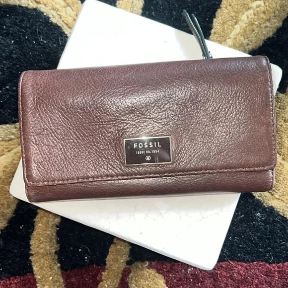 Fossil Women’s Dark Brown Leather Wallet 5 Slots for Cash, 12 Credit Cards - Picture 4 of 15